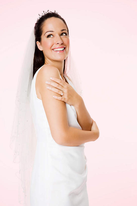 西方人,一个人,新娘,站,笑,摸,微笑,露齿笑,竖图,室内,白天,侧面,婚纱,婚礼,快乐,欧洲,欧洲人,仅一个年轻女性,仅一个女性,仅一个人,抚摸,粉色背景,庆祝,结婚,扭头,注视,观察,看,站着,转头,喜庆,摄影,影棚,观看,纪念,察看,关注,年轻女性,女人,女性,白种人,触摸,接触,站立,半身,彩图,影棚拍摄,婚礼服,礼服,高兴,拍摄