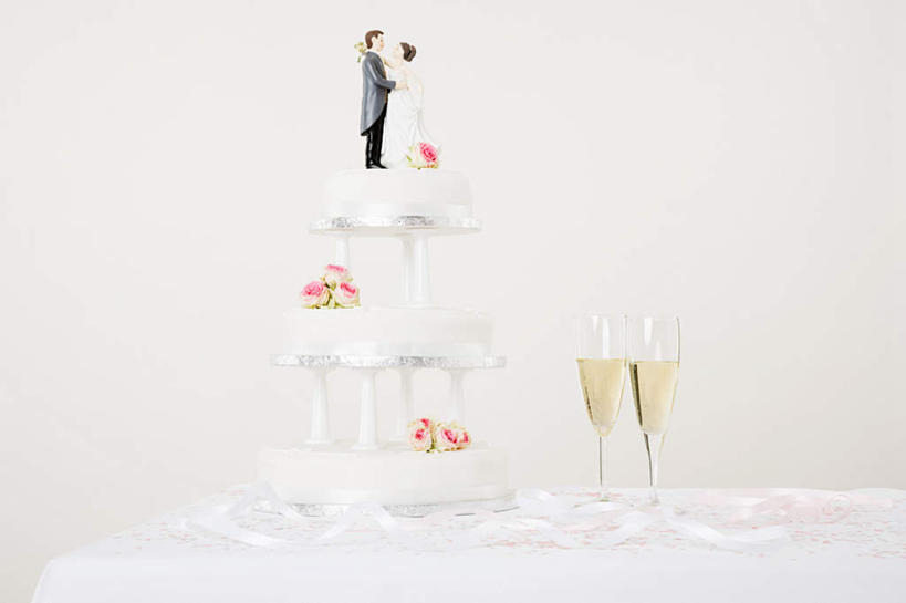 点心,葡萄酒,西方人,无人,两个人,家庭,夫妻,新娘,新郎,横图,室内,特写,白天,白色背景,正面,爱情,婚礼,奢侈,快乐,杯子,雕塑,欧洲,欧洲人,庆祝,艺术,装饰,雕刻,雕像,高脚杯,食品,婚礼蛋糕,两杯,结婚,浪漫,玻璃制品,酒,食物,糕点,饮料,一个,酒杯,工艺品,香槟,温暖,温馨,喜庆,一家人,恩爱,诱惑,恋人,摄影,影棚,单个,纪念,美术,和睦,主题,陈列,香槟杯,功能,美学,气泡酒,起泡酒,汽酒,男人,男性,年轻男性,年轻女性,女人,女性,白种人,年轻人,夫妇,情侣,玻璃杯,彩图,全身,影棚拍摄,高兴,欢笑,拍摄,伴侣,融洽,蛋糕,结婚蛋糕