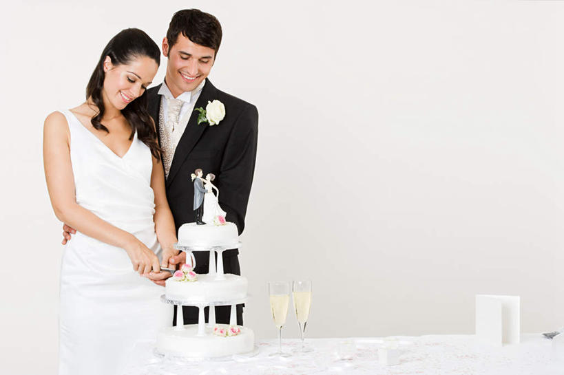 点心,葡萄酒,西方人,两个人,家庭,夫妻,新娘,新郎,站,笑,微笑,露齿笑,横图,室内,白天,白色背景,正面,婚纱,西装,爱情,婚礼,奢侈,快乐,幸福,纯洁,热情,玫瑰,杯子,欧洲,欧洲人,切开,握,套装,正装,庆祝,盛开,高脚杯,食品,玫瑰花,婚礼蛋糕,两杯,结婚,浪漫,拿,花蕾,拿着,注视,职业装,玻璃制品,酒,花,花瓣,花朵,鲜花,食物,糕点,饮料,酒杯,香槟,花苞,花蕊,观察,看,切,站着,温暖,温馨,喜庆,一家人,恩爱,诱惑,握着,恋人,摄影,影棚,观看,纪念,和睦,察看,关注,感动,剖面,香槟杯,切面,尊敬,气泡酒,起泡酒,汽酒,天真,刺玫花,徘徊花,男人,男性,年轻男性,年轻女性,女人,女性,白种人,年轻人,夫妇,情侣,玻璃杯,站立,半身,彩图,影棚拍摄,婚礼服,礼服,高兴,欢笑,拍摄,伴侣,融洽,蛋糕,结婚蛋糕