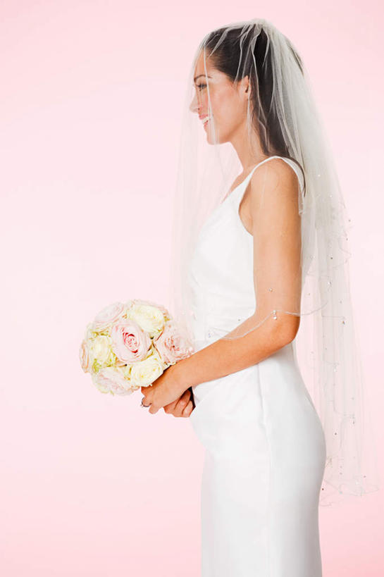 西方人,一个人,新娘,站,笑,微笑,露齿笑,竖图,室内,白天,侧面,婚纱,爱情,婚礼,快乐,幸福,纯洁,热情,玫瑰,欧洲,欧洲人,仅一个年轻女性,仅一个女性,仅一个人,握,粉色背景,庆祝,盛开,捧花,手捧花,玫瑰花,结婚,浪漫,拿,花蕾,拿着,注视,花,花瓣,花朵,鲜花,花束,花苞,花蕊,观察,看,站着,温暖,温馨,喜庆,恩爱,握着,摄影,影棚,观看,纪念,和睦,察看,关注,感动,尊敬,婚礼捧花,天真,刺玫花,徘徊花,年轻女性,女人,女性,白种人,站立,半身,彩图,影棚拍摄,婚礼服,礼服,高兴,拍摄,融洽