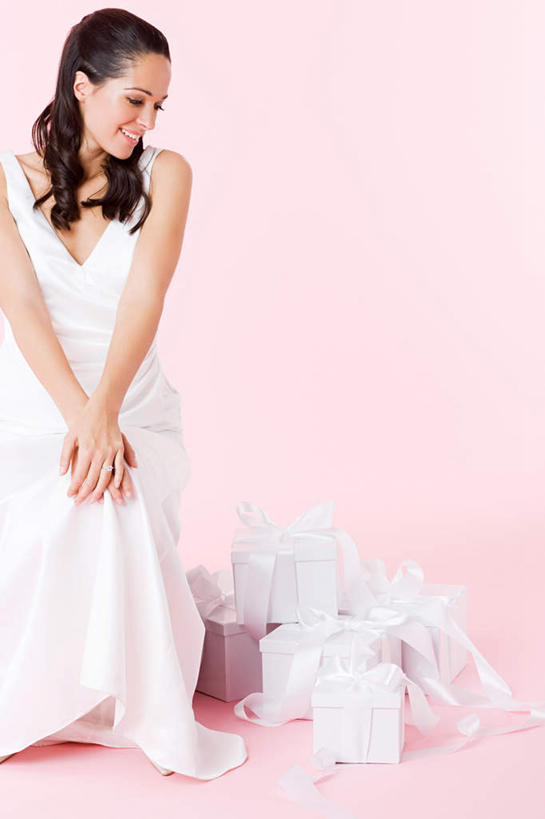 西方人,一个人,新娘,坐,笑,微笑,露齿笑,竖图,室内,白天,正面,婚纱,婚礼,快乐,礼盒,礼物,欧洲,欧洲人,仅一个年轻女性,仅一个女性,仅一个人,握,粉色背景,庆祝,纸盒,结婚,拿,拿着,注视,盒子,包装盒,礼品盒,观察,看,喜庆,握着,摄影,礼品,影棚,观看,纪念,察看,关注,年轻女性,女人,女性,白种人,坐着,半身,彩图,影棚拍摄,婚礼服,礼服,高兴,拍摄