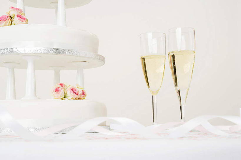 点心,葡萄酒,无人,横图,室内,特写,白天,白色背景,正面,婚礼,奢侈,快乐,杯子,庆祝,高脚杯,食品,婚礼蛋糕,两杯,结婚,浪漫,玻璃制品,酒,食物,糕点,饮料,一个,酒杯,香槟,喜庆,诱惑,摄影,影棚,单个,纪念,香槟杯,气泡酒,起泡酒,汽酒,玻璃杯,彩图,影棚拍摄,高兴,欢笑,拍摄,蛋糕,结婚蛋糕