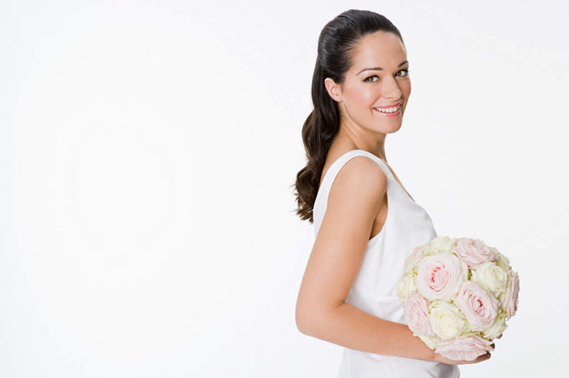 西方人,一个人,新娘,站,笑,微笑,露齿笑,横图,室内,白天,白色背景,侧面,婚纱,爱情,婚礼,快乐,幸福,纯洁,热情,玫瑰,欧洲,欧洲人,仅一个年轻女性,仅一个女性,仅一个人,握,庆祝,盛开,捧花,手捧花,玫瑰花,结婚,浪漫,拿,花蕾,拿着,扭头,注视,花,花瓣,花朵,鲜花,花束,花苞,花蕊,观察,看,站着,转头,温暖,温馨,喜庆,恩爱,握着,摄影,影棚,观看,纪念,和睦,察看,关注,感动,尊敬,婚礼捧花,天真,刺玫花,徘徊花,年轻女性,女人,女性,白种人,站立,半身,彩图,影棚拍摄,婚礼服,礼服,高兴,拍摄,融洽