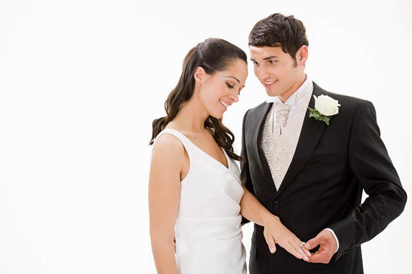 西方人,两个人,家庭,夫妻,新娘,新郎,站,笑,微笑,露齿笑,横图,室内,白天,白色背景,正面,婚纱,西装,爱情,婚礼,快乐,幸福,纯洁,热情,玫瑰,欧洲,欧洲人,握,套装,正装,庆祝,盛开,玫瑰花,结婚,浪漫,花蕾,注视,职业装,装饰品,花,花瓣,花朵,鲜花,戒指,饰品,首饰,花苞,花蕊,观察,看,站着,温暖,温馨,喜庆,一家人,恩爱,握着,恋人,摄影,影棚,观看,纪念,信物,和睦,察看,权利,关注,感动,尊敬,手饰,天真,刺玫花,徘徊花,男人,男性,年轻男性,年轻女性,女人,女性,白种人,年轻人,夫妇,情侣,站立,半身,彩图,影棚拍摄,婚礼服,礼服,高兴,拍摄,伴侣,融洽