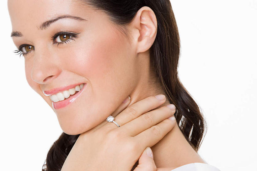 西方人,脸,头,脸颊,手,一个人,新娘,站,笑,摸,微笑,露齿笑,横图,室内,特写,白天,白色背景,正面,婚纱,爱情,婚礼,快乐,欧洲,欧洲人,仅一个年轻女性,仅一个女性,仅一个人,抚摸,庆祝,结婚,浪漫,注视,肩膀,装饰品,戒指,饰品,首饰,观察,看,站着,喜庆,手部,恩爱,摄影,影棚,观看,纪念,单手,信物,察看,权利,关注,手饰,年轻女性,女人,女性,白种人,头部,脸部,脸蛋,面部,触摸,接触,站立,半身,彩图,影棚拍摄,婚礼服,礼服,高兴,拍摄