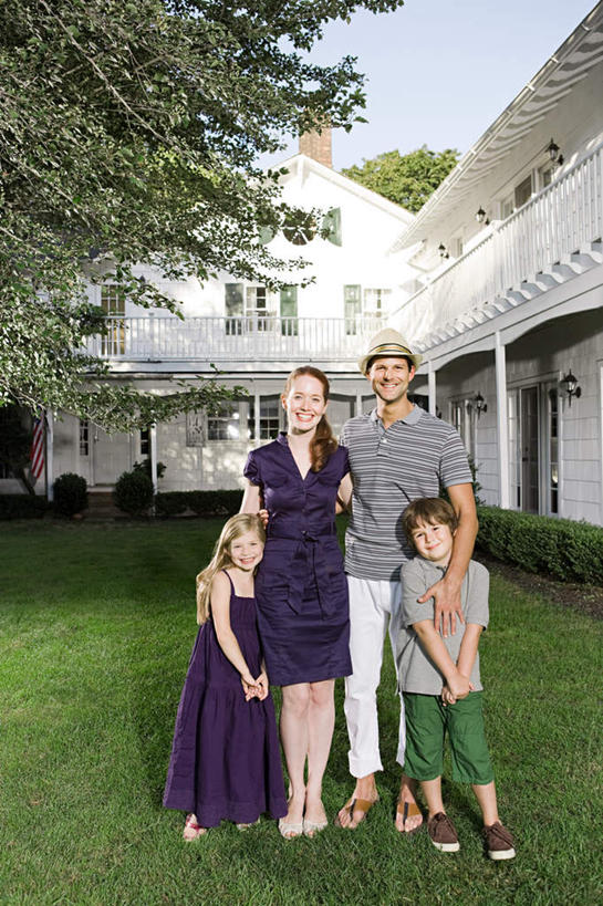 西方人,儿童,四个人,家庭,夫妻,母亲,父亲,女儿,儿子,家,站,抱,笑,微笑,露齿笑,竖图,室外,白天,正面,裙子,爱情,纯洁,草地,草坪,植物,欧洲,欧洲人,连衣裙,服装,房屋,屋子,公寓,浪漫,注视,休闲装,洋房,楼房,住宅,草,树,树木,小孩,衣服,蓝色,绿色,紫色,蓝天,天空,自然,天,观察,看,站着,休闲,温暖,温馨,父女,父子,母女,母子,一家人,休闲服,恩爱,父爱,可爱,母爱,童年,童趣,恋人,服饰,生长,晴朗,成长,抱着,观看,和睦,察看,搂着,关注,童真,烂漫,无邪,万里无云,天真,男孩,男人,男性,年轻男性,年轻女性,女孩,女人,女性,白种人,孩子,年轻人,夫妇,情侣,晴空,晴空万里,怀抱,搂,搂抱,相抱,拥抱,站立,彩图,全身,房子,伴侣,融洽,男生,女生