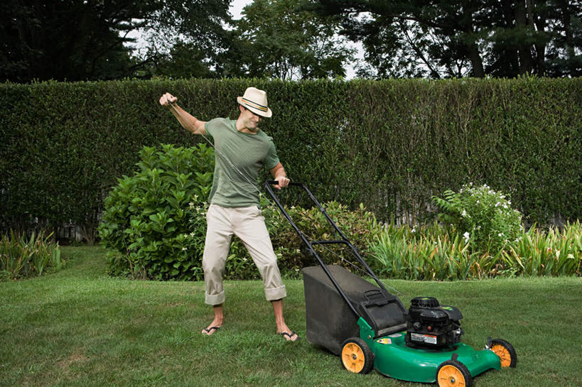 西方人,一个人,站,举,横图,室外,白天,正面,草地,草坪,植物,帽子,欧洲,欧洲人,仅一个男性,仅一个人,仅一个中年男性,握,服装,环保,工具,防护,拿,拿着,注视,休闲装,草,树,树木,衣服,绿色,自然,观察,看,托,站着,休闲,休闲服,器械,牛仔帽,握着,服饰,生长,成长,观看,割草机,察看,切割,关注,美好,美妙,间隔,锄草,农具,美观,雅观,耕具,绿篱,生篱,树篱,植篱,修整,男人,男性,中年男性,白种人,举起,举手,举着,向上举,向上伸,向上托,站立,彩图,全身