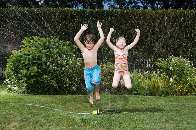 西方人,儿童,两个人,家庭,跳,举,笑,微笑,露齿笑,横图,室外,白天,正面,泳装,纯洁,草地,草坪,水,植物,欧洲,欧洲人,飞溅,服装,环保,溅,液体,塑料,水滴,防护,半空,注视,水管,水珠,草,树,树木,小孩,衣服,绿色,自然,塑料制品,观察,看,托,温暖,温馨,一家人,可爱,童年,童趣,服饰,生长,成长,观看,软管,和睦,察看,衣着,穿着,关注,美好,美妙,喷洒,间隔,童真,烂漫,无邪,连体泳衣,美观,雅观,衣饰,绿篱,生篱,树篱,植篱,天真,男孩,男人,男性,女孩,女人,女性,白种人,举起,举手,举着,跳跃,向上举,向上伸,向上托,彩图,全身,泳衣,融洽,男生,女生