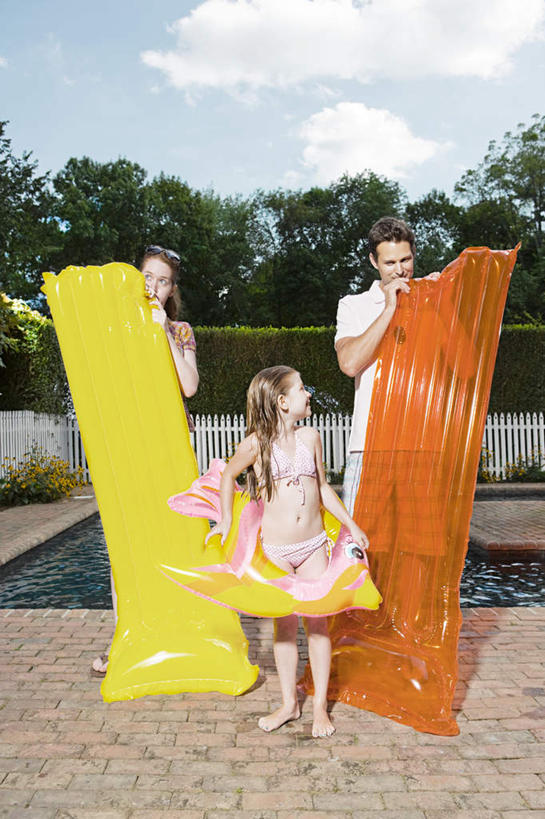 游泳,西方人,儿童,三个人,家庭,夫妻,母亲,父亲,女儿,体育馆,游泳池,站,竖图,室外,白天,正面,泳装,爱情,纯洁,水,植物,欧洲,欧洲人,握,阴影,环保,光线,救生圈,影子,塑料,水池,水面,云,云朵,防护,浪漫,拿,云彩,拿着,注视,泳池,树,树木,小孩,蓝色,绿色,白云,蓝天,天空,阳光,自然,塑料制品,游泳圈,天,观察,看,站着,温暖,温馨,父女,母女,三口之家,一家人,恩爱,父爱,可爱,母爱,童年,童趣,握着,恋人,充气,生长,晴朗,成长,观看,和睦,察看,游泳馆,救生,关注,美好,美妙,间隔,童真,烂漫,无邪,连体泳衣,美观,雅观,泅水,绿篱,生篱,树篱,植篱,天真,男人,男性,年轻男性,年轻女性,女孩,女人,女性,白种人,孩子,年轻人,夫妇,情侣,晴空,站立,彩图,全身,泳衣,伴侣,融洽,女生