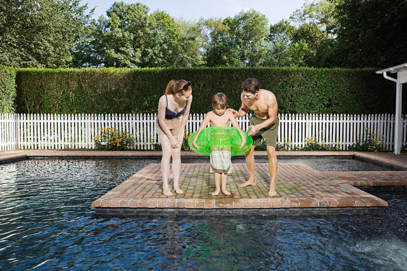 游泳,西方人,儿童,三个人,家庭,夫妻,母亲,父亲,儿子,体育馆,游泳池,站,横图,室外,白天,正面,泳装,比基尼,爱情,纯洁,水,植物,欧洲,欧洲人,弯腰,握,环保,救生圈,塑料,水池,水面,防护,浪漫,拿,拿着,注视,泳池,树,树木,小孩,蓝色,绿色,蓝天,天空,自然,塑料制品,游泳圈,天,观察,看,站着,温暖,温馨,父子,母子,三口之家,一家人,恩爱,父爱,可爱,母爱,童年,童趣,握着,恋人,充气,生长,晴朗,成长,观看,和睦,察看,游泳馆,救生,关注,美好,美妙,间隔,童真,烂漫,无邪,万里无云,弯身,美观,雅观,泅水,绿篱,生篱,树篱,植篱,天真,男孩,男人,男性,年轻男性,年轻女性,女人,女性,白种人,孩子,年轻人,夫妇,情侣,晴空,晴空万里,站立,彩图,全身,三点式,泳衣,伴侣,融洽,男生