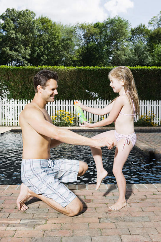 西方人,儿童,两个人,家庭,父亲,女儿,体育馆,游泳池,站,跪,竖图,室外,白天,侧面,泳装,纯洁,水,植物,欧洲,欧洲人,服装,环保,水池,水面,云,云朵,防护,云彩,注视,泳池,相视,树,树木,小孩,衣服,蓝色,绿色,白云,蓝天,天空,自然,天,观察,看,站着,温暖,温馨,父女,一家人,面对面,父爱,可爱,童年,童趣,服饰,生长,晴朗,成长,观看,对视,和睦,察看,游泳馆,互视,衣着,穿着,关注,美好,美妙,间隔,相对,童真,烂漫,无邪,连体泳衣,相看,美观,雅观,衣饰,绿篱,生篱,树篱,植篱,天真,男人,男性,年轻男性,女孩,白种人,孩子,年轻人,晴空,跪着,站立,彩图,全身,泳衣,融洽,女生