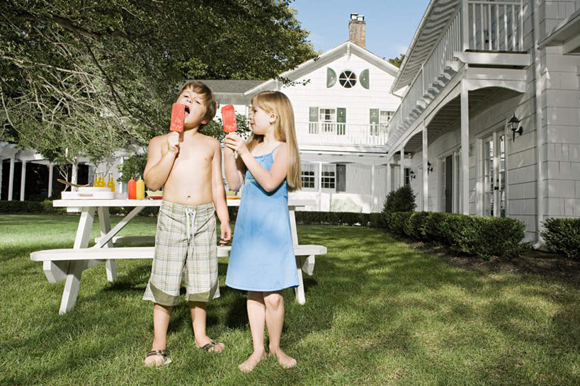 西方人,儿童,两个人,家庭,家,站,吃,横图,室外,白天,正面,裙子,纯洁,草地,草坪,植物,桌面,桌子,椅子,欧洲,欧洲人,握,阴影,连衣裙,服装,光线,木制,影子,房屋,木椅,屋子,公寓,清凉,拿,拿着,注视,棒冰,冰棍,洋房,楼房,住宅,草,树,树木,小孩,衣服,蓝色,绿色,蓝天,天空,阳光,自然,木制品,冷饮,天,观察,看,站着,舒服,温暖,温馨,一家人,可爱,童年,童趣,握着,服饰,生长,晴朗,成长,观看,解暑,和睦,察看,衣着,冰棒,穿着,关注,解渴,童真,烂漫,无邪,舒爽,万里无云,消暑,冰条,衣饰,天真,男孩,男人,男性,女孩,女人,女性,白种人,晴空,晴空万里,嚼,食,站立,彩图,全身,房子,融洽,男生,女生