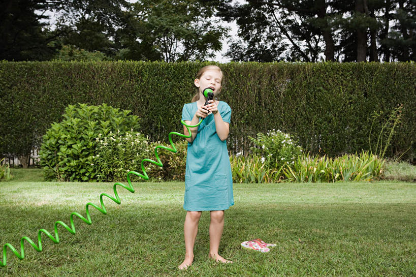 西方人,儿童,一个人,站,横图,室外,白天,正面,裙子,纯洁,草地,草坪,植物,欧洲,欧洲人,仅一个女性,仅一个人,握,连衣裙,环保,塑料,防护,拿,拿着,注视,光脚,水管,草,树,树木,小孩,蓝色,绿色,自然,塑料制品,观察,看,站着,仅一个小孩,赤脚,可爱,童年,童趣,握着,生长,成长,观看,软管,察看,关注,美好,美妙,间隔,童真,烂漫,无邪,美观,雅观,绿篱,生篱,树篱,植篱,天真,女孩,女人,女性,白种人,孩子,站立,彩图,全身,女生