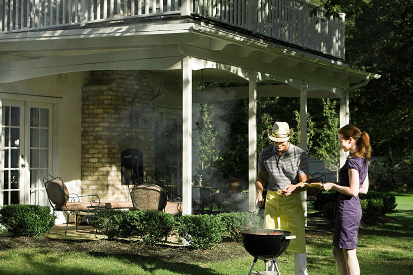 西方人,中年人,两个人,家庭,夫妻,家,站,横图,室外,白天,正面,爱情,烹饪,草地,草坪,植物,厨具,帽子,金属制品,欧洲,欧洲人,握,阴影,服装,光线,金属,锅子,影子,房屋,屋子,公寓,浪漫,拿,拿着,注视,休闲装,锅,洋房,楼房,住宅,草,树,树木,衣服,绿色,阳光,自然,遮阳帽,观察,看,站着,休闲,温暖,温馨,一家人,休闲服,恩爱,握着,恋人,服饰,生长,成长,锅具,观看,和睦,察看,关注,烹饪用具,男人,男性,女人,女性,中年男性,中年女性,白种人,夫妇,情侣,烹调用具,烹调,站立,半身,彩图,房子,伴侣,融洽