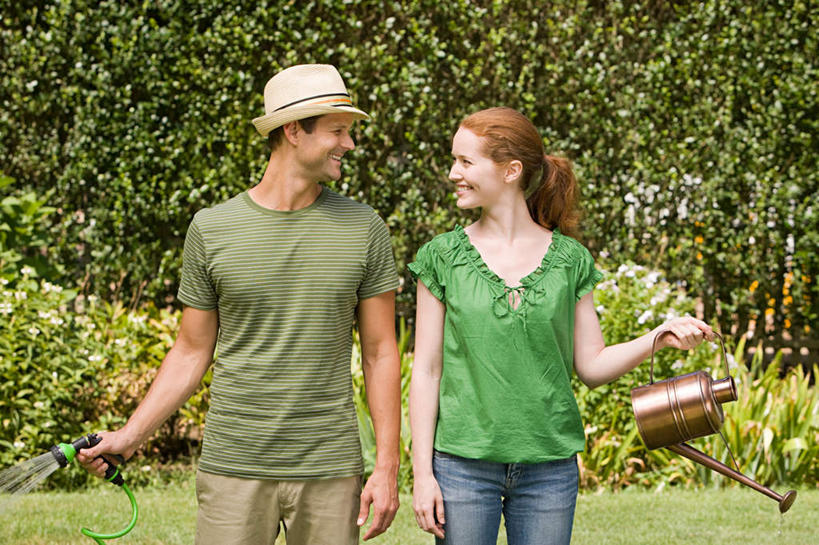 西方人,中年人,两个人,家庭,夫妻,站,笑,微笑,露齿笑,横图,室外,白天,正面,爱情,水,植物,帽子,欧洲,欧洲人,握,飞溅,服装,环保,溅,壶,液体,塑料,水滴,防护,浪漫,拿,洒水壶,拿着,注视,休闲装,水管,水壶,水珠,树,树木,一个,衣服,绿色,自然,塑料制品,遮阳帽,观察,看,站着,休闲,温暖,温馨,一家人,休闲服,恩爱,握着,恋人,服饰,生长,单个,成长,观看,软管,和睦,察看,关注,美好,美妙,喷洒,间隔,美观,雅观,浇水壶,绿篱,生篱,树篱,植篱,男人,男性,女人,女性,中年男性,中年女性,白种人,夫妇,情侣,站立,半身,彩图,伴侣,融洽