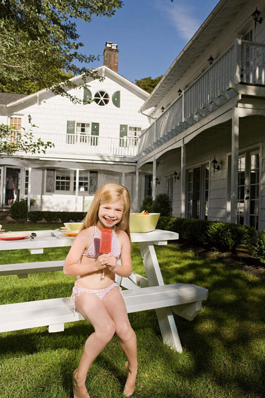 西方人,儿童,一个人,家,坐,笑,微笑,露齿笑,竖图,室外,白天,正面,纯洁,草地,草坪,植物,别墅,桌面,桌子,椅子,欧洲,欧洲人,仅一个女性,仅一个人,握,阴影,服装,光线,木制,影子,房屋,木椅,屋子,云,云朵,公寓,清凉,拿,云彩,拿着,注视,棒冰,冰棍,洋房,楼房,住宅,草,树,树木,小孩,衣服,蓝色,绿色,白云,蓝天,天空,阳光,自然,木制品,冷饮,天,观察,看,仅一个小孩,舒服,可爱,童年,童趣,握着,服饰,生长,晴朗,成长,观看,解暑,察看,衣着,冰棒,穿着,关注,解渴,童真,烂漫,无邪,舒爽,消暑,冰条,衣饰,天真,女孩,女人,女性,白种人,孩子,晴空,坐着,彩图,全身,房子,女生