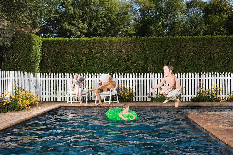 游泳,西方人,儿童,四个人,家庭,夫妻,母亲,父亲,女儿,儿子,游泳池,栏杆,坐,跳,横图,室外,白天,正面,泳装,比基尼,爱情,锻炼,旅游,度假,纯洁,运动,水,植物,椅子,欧洲,欧洲人,阴影,泳裤,环保,光线,救生圈,影子,栅栏,塑料,篱笆,水池,水面,围栏,防护,半空,浪漫,注视,娱乐,泳池,护栏,树,树木,小孩,绿色,白色,阳光,自然,塑料制品,游泳圈,观察,看,享受,休闲,温暖,温馨,父女,父子,母女,母子,一家人,恩爱,放松,父爱,可爱,母爱,童年,童趣,恋人,充气,生长,成长,观看,和睦,察看,救生,关注,美好,美妙,室外运动,间隔,户外运动,童真,烂漫,无邪,美观,雅观,泅水,拍浮,绿篱,生篱,树篱,植篱,天真,男孩,男人,男性,年轻男性,年轻女性,女孩,女人,女性,白种人,孩子,年轻人,夫妇,情侣,跳跃,坐着,彩图,全身,三点式,泳衣,健身,伴侣,融洽,男生,女生