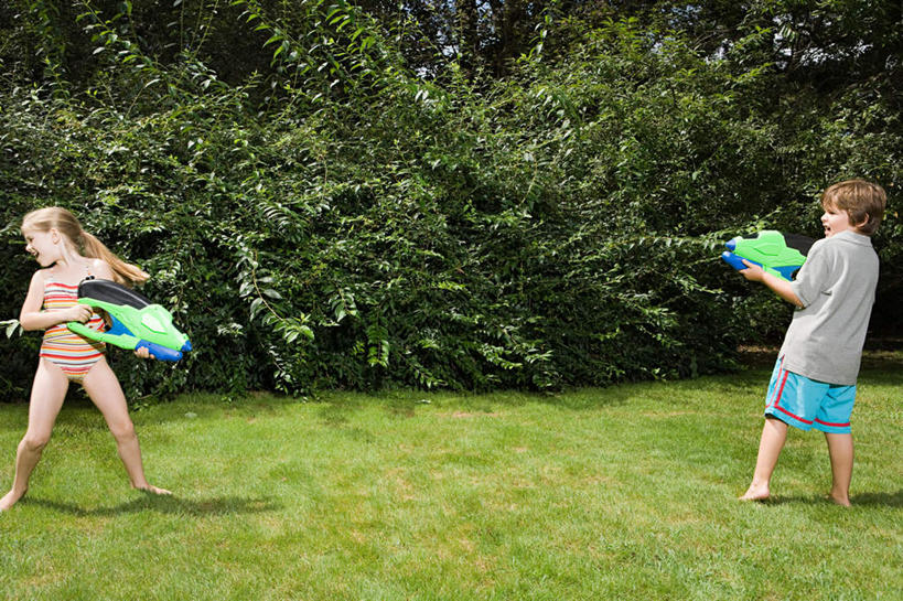 西方人,儿童,背部,两个人,家庭,站,横图,室外,白天,正面,泳装,比基尼,游戏,纯洁,草地,草坪,水,植物,玩具,欧洲,欧洲人,握,阴影,飞溅,服装,溅,光线,液体,影子,水滴,玩,注视,休闲装,娱乐,水珠,草,树,树木,两个,小孩,衣服,绿色,阳光,自然,观察,看,站着,休闲,温暖,温馨,一家人,休闲服,可爱,童年,童趣,益智,握着,服饰,生长,成长,观看,活动,水枪,和睦,察看,发泄,关注,喷洒,消遣,智力,童真,烂漫,无邪,宣泄,玩具水枪,天真,男孩,男人,男性,女孩,女人,女性,白种人,玩耍,嬉戏,站立,彩图,全身,三点式,泳衣,融洽,男生,女生