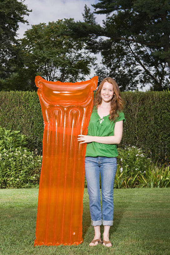 西方人,一个人,站,竖图,室外,白天,正面,植物,船,欧洲,欧洲人,仅一个年轻女性,仅一个女性,仅一个人,握,阴影,服装,环保,光线,影子,防护,注视,休闲装,树,树木,一个,衣服,蓝色,绿色,蓝天,天空,阳光,自然,交通工具,天,观察,看,站着,休闲,休闲服,橙色,握着,服饰,充气船,生长,晴朗,单个,成长,观看,察看,关注,美好,美妙,载具,间隔,万里无云,美观,雅观,绿篱,生篱,树篱,植篱,年轻女性,女人,女性,白种人,晴空,晴空万里,站立,彩图,全身