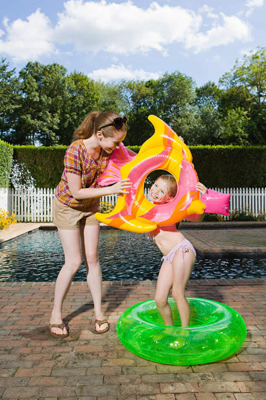 游泳,西方人,儿童,两个人,家庭,母亲,女儿,站,竖图,室外,白天,正面,泳装,比基尼,纯洁,植物,欧洲,欧洲人,戴,阴影,服装,环保,光线,救生圈,影子,塑料,云,云朵,防护,云彩,注视,休闲装,树,树木,小孩,衣服,蓝色,绿色,白云,蓝天,天空,阳光,自然,塑料制品,游泳圈,天,观察,看,站着,休闲,温暖,温馨,母女,一家人,休闲服,可爱,母爱,童年,童趣,充气,服饰,生长,晴朗,成长,观看,戴着,和睦,察看,救生,关注,美好,美妙,间隔,童真,烂漫,无邪,美观,雅观,泅水,绿篱,生篱,树篱,植篱,天真,年轻女性,女孩,女人,女性,白种人,孩子,年轻人,晴空,站立,彩图,全身,三点式,泳衣,融洽,女生