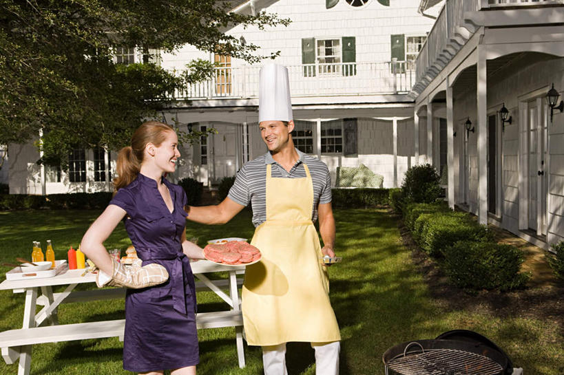 点心,面包,西方人,两个人,家庭,夫妻,家,站,横图,室外,白天,正面,裙子,爱情,烹饪,西餐,草地,草坪,植物,餐桌,窗户,桌子,帽子,欧洲,欧洲人,阴影,连衣裙,服装,光线,影子,房屋,屋子,肉,汉堡,料理,食品,面点,浪漫,注视,休闲装,手叉腰,菜肴,美食,肉类,楼房,玻璃窗,住宅,草,树,树木,食物,糕点,衣服,黄色,绿色,阳光,自然,瓶子,塑料制品,快餐,叉腰,观察,看,站着,休闲,温暖,温馨,一家人,休闲服,塑料瓶,恩爱,西式,搭,恋人,服饰,佳肴,生长,成长,餐台,观看,和睦,察看,搭着,关注,厨师帽,肉食,西式快餐,垃圾食品,一顶,男人,男性,年轻女性,女人,女性,中年男性,白种人,夫妇,情侣,站立,半身,彩图,房子,伴侣,融洽