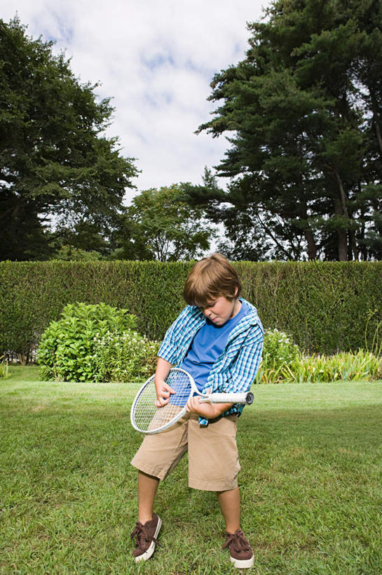 西方人,儿童,一个人,站,竖图,室外,白天,正面,纯洁,网球,植物,欧洲,欧洲人,仅一个男性,仅一个人,握,阴影,服装,环保,光线,网球拍,影子,云,云朵,防护,球拍,网球装备,云彩,注视,休闲装,运动器械,树,树木,一个,小孩,衣服,蓝色,绿色,白云,蓝天,天空,阳光,自然,天,低头,观察,看,站着,仅一个小孩,休闲,休闲服,健身器械,可爱,童年,童趣,握着,服饰,生长,晴朗,单个,成长,观看,察看,关注,美好,美妙,间隔,健身器材,童真,烂漫,无邪,美观,雅观,绿篱,生篱,树篱,植篱,天真,网球运动,男孩,男人,男性,白种人,孩子,晴空,站立,彩图,全身,运动器材,男生