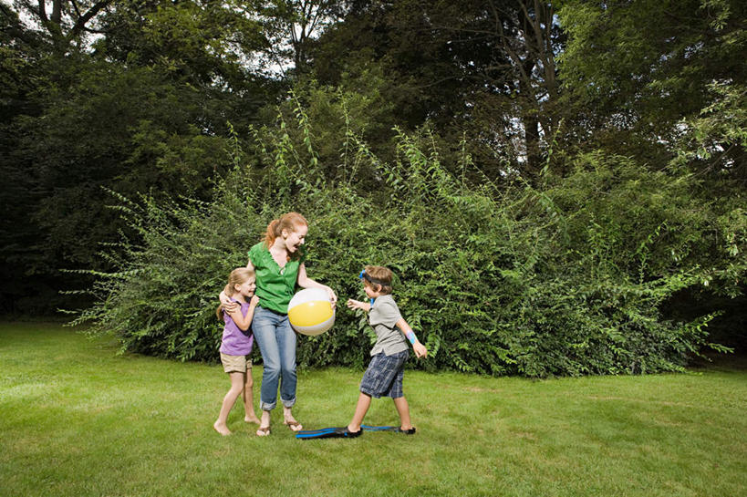 西方人,儿童,三个人,家庭,母亲,女儿,儿子,站,横图,室外,白天,侧面,游戏,纯洁,草地,草坪,植物,玩具,欧洲,欧洲人,握,阴影,服装,光线,影子,塑料,玩,注视,休闲装,娱乐,草,树,树木,一个,小孩,衣服,绿色,阳光,自然,气球,塑料制品,观察,看,站着,休闲,温暖,温馨,母女,母子,一家人,休闲服,充气玩具,橡胶,可爱,母爱,童年,童趣,益智,握着,服饰,生长,单个,成长,观看,活动,和睦,察看,发泄,关注,消遣,智力,童真,橡胶制品,烂漫,无邪,宣泄,天真,男孩,男人,男性,年轻女性,女孩,女人,女性,白种人,孩子,年轻人,玩耍,嬉戏,站立,彩图,全身,融洽,男生,女生