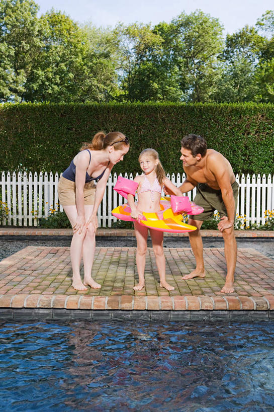 游泳,西方人,儿童,三个人,家庭,夫妻,母亲,父亲,女儿,游泳池,站,笑,微笑,露齿笑,竖图,室外,白天,正面,泳装,比基尼,爱情,纯洁,水,植物,欧洲,欧洲人,弯腰,阴影,泳裤,环保,光线,救生圈,影子,塑料,水池,水面,防护,浪漫,注视,泳池,树,树木,小孩,蓝色,绿色,蓝天,天空,阳光,自然,塑料制品,游泳圈,天,观察,看,站着,温暖,温馨,父女,母女,三口之家,一家人,恩爱,父爱,可爱,母爱,童年,童趣,恋人,充气,生长,晴朗,成长,观看,和睦,察看,救生,关注,美好,美妙,间隔,童真,烂漫,无邪,万里无云,弯身,美观,雅观,泅水,绿篱,生篱,树篱,植篱,天真,男人,男性,年轻男性,年轻女性,女孩,女人,女性,白种人,孩子,年轻人,夫妇,情侣,晴空,晴空万里,站立,彩图,全身,三点式,泳衣,伴侣,融洽,女生