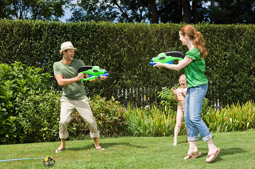 西方人,儿童,三个人,家庭,夫妻,母亲,父亲,女儿,站,笑,微笑,露齿笑,横图,室外,白天,正面,爱情,游戏,纯洁,草地,草坪,植物,帽子,玩具,欧洲,欧洲人,阴影,服装,环保,光线,影子,防护,浪漫,玩,休闲装,娱乐,相视,草,树,树木,两个,小孩,衣服,蓝色,绿色,蓝天,天空,阳光,自然,遮阳帽,天,站着,休闲,温暖,温馨,父女,母女,三口之家,一家人,面对面,休闲服,恩爱,父爱,可爱,母爱,童年,童趣,益智,恋人,服饰,生长,晴朗,成长,活动,对视,水枪,和睦,互视,发泄,美好,美妙,消遣,智力,间隔,相对,童真,烂漫,无邪,万里无云,相看,宣泄,美观,雅观,一顶,绿篱,生篱,树篱,植篱,玩具水枪,天真,男人,男性,年轻男性,年轻女性,女孩,女人,女性,白种人,孩子,年轻人,夫妇,情侣,晴空,晴空万里,玩耍,嬉戏,站立,彩图,全身,伴侣,融洽,女生