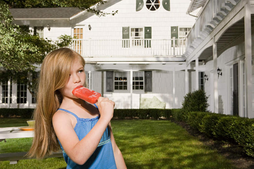 西方人,儿童,一个人,站,吃,横图,室外,白天,正面,纯洁,草地,草坪,植物,窗户,欧洲,欧洲人,仅一个女性,仅一个人,握,阴影,服装,光线,影子,房屋,屋子,公寓,走道,走廊,过道,清凉,注视,休闲装,棒冰,冰棍,楼房,玻璃窗,住宅,草,树,树木,一个,小孩,衣服,绿色,阳光,自然,冷饮,观察,看,站着,仅一个小孩,休闲,舒服,休闲服,可爱,童年,童趣,握着,服饰,生长,单个,成长,观看,解暑,察看,冰棒,关注,解渴,童真,烂漫,无邪,舒爽,消暑,冰条,天真,女孩,女人,女性,白种人,孩子,嚼,食,站立,半身,彩图,房子,女生