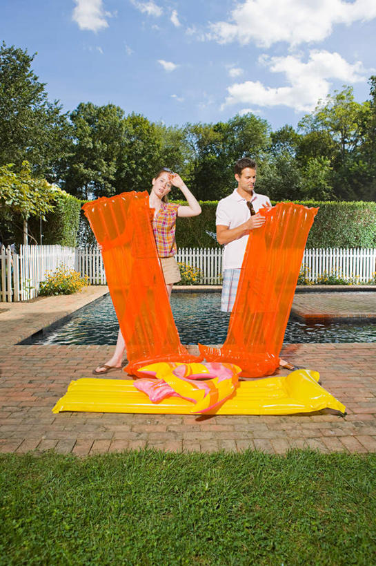 西方人,两个人,家庭,夫妻,站,竖图,室外,白天,正面,爱情,植物,船,欧洲,欧洲人,握,阴影,服装,环保,光线,影子,云,云朵,防护,浪漫,云彩,注视,休闲装,树,树木,衣服,蓝色,绿色,白云,蓝天,天空,阳光,自然,交通工具,天,观察,看,站着,休闲,温暖,温馨,一家人,休闲服,恩爱,握着,恋人,服饰,充气船,生长,晴朗,成长,观看,和睦,察看,关注,美好,美妙,载具,间隔,三艘,美观,雅观,绿篱,生篱,树篱,植篱,男人,男性,年轻女性,女人,女性,中年男性,白种人,夫妇,情侣,晴空,站立,半身,彩图,伴侣,融洽