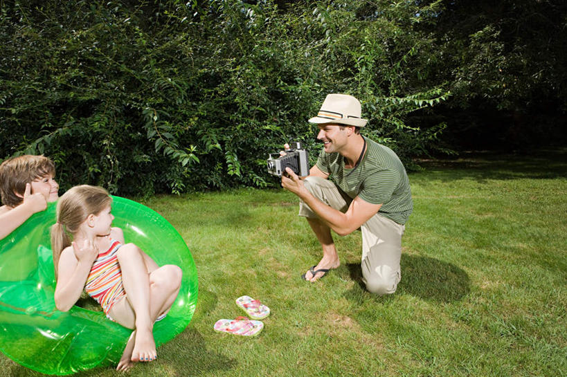 西方人,儿童,三个人,家庭,父亲,女儿,儿子,坐,蹲,笑,微笑,露齿笑,横图,室外,白天,正面,纯洁,草地,草坪,植物,船,帽子,相机,欧洲,欧洲人,握,阴影,服装,光线,影子,注视,休闲装,草,树,树木,一个,小孩,拍照,衣服,绿色,阳光,自然,数码相机,遮阳帽,交通工具,观察,看,休闲,温暖,温馨,父女,父子,一家人,休闲服,父爱,可爱,童年,童趣,握着,摄影,服饰,充气船,生长,单个,成长,观看,和睦,察看,关注,载具,童真,烂漫,无邪,一顶,天真,男孩,男人,男性,女孩,女人,女性,中年男性,白种人,孩子,年轻人,照相机,蹲着,坐着,半身,彩图,照相,融洽,男生,女生