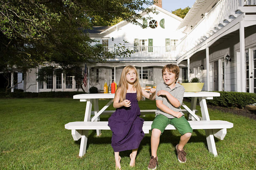 西方人,儿童,两个人,家庭,坐,笑,微笑,露齿笑,横图,室外,白天,正面,纯洁,草地,草坪,植物,餐桌,窗户,桌子,椅子,欧洲,欧洲人,阴影,服装,光线,影子,房屋,木椅,屋子,公寓,走道,走廊,过道,注视,休闲装,楼房,玻璃窗,住宅,草,树,树木,小孩,衣服,蓝色,绿色,蓝天,天空,阳光,自然,瓶子,塑料制品,天,观察,看,休闲,温暖,温馨,一家人,休闲服,塑料瓶,可爱,童年,童趣,服饰,生长,晴朗,成长,餐台,观看,和睦,察看,关注,童真,烂漫,无邪,万里无云,天真,男孩,男人,男性,女孩,女人,女性,白种人,晴空,晴空万里,坐着,彩图,全身,房子,融洽,男生,女生