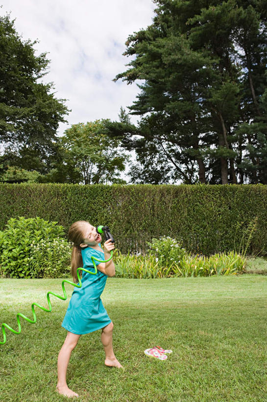 西方人,儿童,一个人,站,竖图,室外,白天,侧面,裙子,纯洁,草地,草坪,植物,欧洲,欧洲人,仅一个女性,仅一个人,阴影,连衣裙,环保,光线,影子,云,云朵,防护,云彩,注视,草,树,树木,小孩,蓝色,绿色,白云,蓝天,天空,阳光,自然,天,看,站着,仅一个小孩,可爱,童年,童趣,唱歌,生长,晴朗,成长,关注,美好,美妙,间隔,演唱,歌唱,童真,烂漫,无邪,美观,雅观,绿篱,生篱,树篱,植篱,天真,女孩,女人,女性,白种人,孩子,晴空,抬头,仰头,站立,彩图,全身,女生