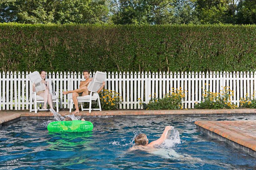 游泳,西方人,儿童,四个人,家庭,夫妻,母亲,父亲,女儿,儿子,游泳池,坐,横图,室外,白天,正面,泳装,比基尼,爱情,锻炼,旅游,度假,纯洁,运动,草地,草坪,水,植物,报纸,椅子,欧洲,欧洲人,握,阴影,泳裤,环保,光线,信息,救生圈,影子,塑料,躺椅,水池,水面,防护,两把,浪漫,注视,娱乐,泳池,草,树,树木,小孩,绿色,阳光,自然,塑料制品,游泳圈,观察,看,享受,休闲,温暖,温馨,父女,父子,母女,母子,一家人,恩爱,放松,父爱,可爱,母爱,童年,童趣,握着,恋人,充气,生长,成长,观看,新闻,沙滩椅,和睦,察看,救生,关注,美好,美妙,室外运动,间隔,户外运动,童真,烂漫,无邪,美观,雅观,泅水,拍浮,绿篱,生篱,树篱,植篱,天真,男孩,男人,男性,年轻男性,年轻女性,女孩,女人,女性,白种人,孩子,年轻人,夫妇,情侣,坐着,彩图,全身,三点式,泳衣,健身,伴侣,融洽,报刊,男生,女生