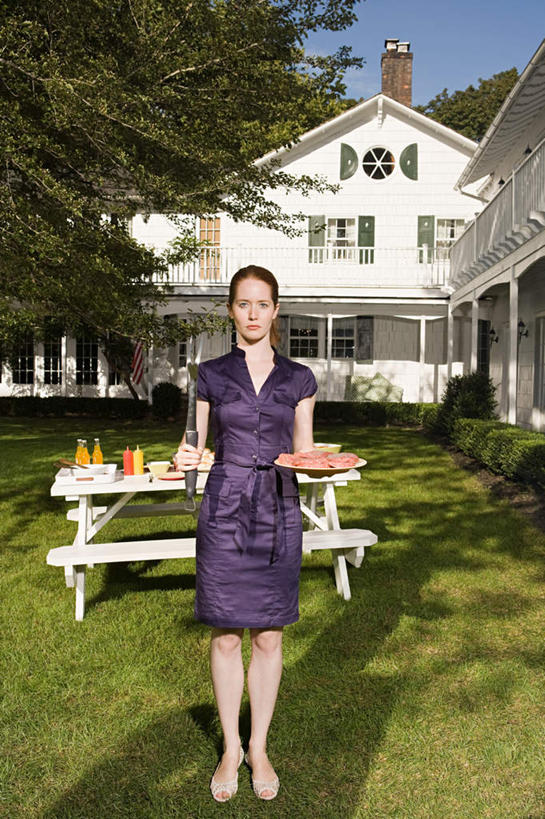 西方人,一个人,站,捧,竖图,室外,白天,正面,裙子,烹饪,西餐,草地,草坪,植物,餐桌,窗户,桌子,椅子,欧洲,欧洲人,仅一个年轻女性,仅一个女性,仅一个人,握,阴影,连衣裙,光线,影子,房屋,木椅,屋子,公寓,走道,走廊,过道,汉堡,料理,食品,注视,菜肴,美食,楼房,玻璃窗,住宅,草,树,树木,食物,蓝色,绿色,紫色,蓝天,天空,阳光,自然,瓶子,塑料制品,快餐,天,观察,看,站着,塑料瓶,西式,握着,佳肴,生长,晴朗,成长,餐台,观看,察看,关注,西式快餐,垃圾食品,万里无云,年轻女性,女人,女性,白种人,晴空,晴空万里,端,端着,捧着,手捧,站立,彩图,全身,房子