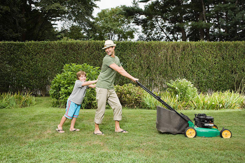 西方人,儿童,两个人,家庭,父亲,儿子,走,横图,室外,白天,侧面,纯洁,草地,草坪,植物,帽子,欧洲,欧洲人,一辆,握,阴影,服装,环保,光线,工具,影子,防护,注视,休闲装,草,树,树木,小孩,衣服,蓝色,绿色,蓝天,天空,阳光,自然,遮阳帽,天,观察,看,休闲,温暖,温馨,父子,一家人,休闲服,器械,父爱,可爱,童年,童趣,握着,服饰,生长,晴朗,成长,观看,割草机,和睦,察看,切割,关注,美好,美妙,间隔,锄草,童真,烂漫,无邪,农具,万里无云,美观,雅观,一顶,耕具,绿篱,生篱,树篱,植篱,修整,天真,男孩,男人,男性,年轻男性,白种人,孩子,年轻人,晴空,晴空万里,步行,走路,彩图,全身,融洽,男生