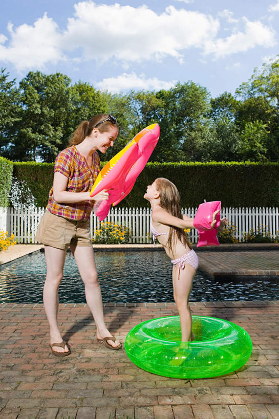 游泳,西方人,儿童,两个人,家庭,母亲,女儿,站,竖图,室外,白天,侧面,泳装,比基尼,纯洁,植物,欧洲,欧洲人,戴,阴影,服装,环保,光线,救生圈,影子,塑料,云,云朵,防护,云彩,注视,休闲装,树,树木,小孩,衣服,蓝色,绿色,白云,蓝天,天空,阳光,自然,塑料制品,游泳圈,天,观察,看,站着,休闲,温暖,温馨,母女,一家人,休闲服,可爱,母爱,童年,童趣,充气,服饰,生长,晴朗,成长,观看,戴着,和睦,察看,救生,关注,美好,美妙,间隔,童真,烂漫,无邪,美观,雅观,泅水,绿篱,生篱,树篱,植篱,天真,年轻女性,女孩,女人,女性,白种人,孩子,年轻人,晴空,站立,彩图,全身,三点式,泳衣,融洽,女生