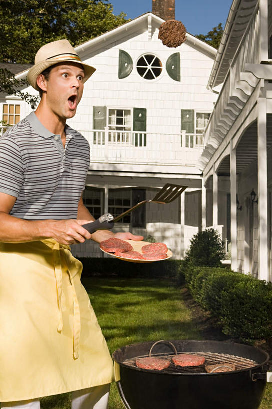 西方人,一个人,站,捧,竖图,室外,白天,正面,烧烤,草地,草坪,植物,窗户,帽子,欧洲,欧洲人,仅一个男性,仅一个人,仅一个中年男性,阴影,惊讶,光线,铲子,围裙,影子,房屋,屋子,公寓,走道,走廊,过道,肉,牛肉,烤架,烤肉,注视,肉类,楼房,玻璃窗,住宅,草,树,树木,蓝色,绿色,蓝天,天空,阳光,自然,遮阳帽,天,观察,看,站着,张嘴,铁架,生长,晴朗,成长,观看,惊奇,察看,关注,张大嘴巴,肉食,万里无云,一顶,男人,男性,中年男性,白种人,晴空,晴空万里,张开嘴,端,端着,捧着,手捧,站立,半身,彩图,房子