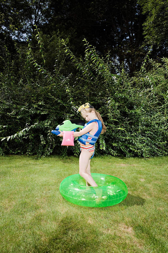 游泳,西方人,儿童,一个人,站,竖图,室外,白天,侧面,泳装,比基尼,游戏,纯洁,草地,草坪,植物,玩具,欧洲,欧洲人,仅一个女性,仅一个人,握,阴影,光线,救生圈,影子,塑料,玩,注视,娱乐,草,树,树木,一个,小孩,绿色,阳光,自然,塑料制品,游泳圈,观察,看,站着,仅一个小孩,休闲,可爱,童年,童趣,益智,握着,充气,生长,单个,成长,观看,活动,水枪,察看,救生,发泄,关注,消遣,智力,童真,烂漫,无邪,宣泄,泅水,玩具水枪,天真,女孩,女人,女性,白种人,孩子,玩耍,嬉戏,站立,彩图,全身,三点式,泳衣,女生