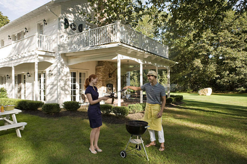 西方人,两个人,家庭,夫妻,站,横图,室外,白天,正面,爱情,烧烤,草地,草坪,植物,窗户,落地窗,帽子,欧洲,欧洲人,握,阴影,服装,光线,影子,房屋,屋子,公寓,走道,走廊,过道,肉,牛肉,烤架,烤肉,浪漫,注视,休闲装,肉类,楼房,玻璃窗,相视,住宅,草,树,树木,衣服,绿色,阳光,自然,遮阳帽,观察,看,站着,休闲,温暖,温馨,一家人,面对面,休闲服,铁架,恩爱,握着,恋人,服饰,生长,成长,观看,对视,和睦,察看,互视,关注,相对,肉食,相看,一顶,男人,男性,年轻女性,女人,女性,中年男性,白种人,夫妇,情侣,站立,彩图,全身,房子,伴侣,融洽