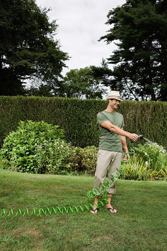 西方人,一个人,站,竖图,室外,白天,正面,草地,草坪,水,植物,帽子,欧洲,欧洲人,仅一个男性,仅一个人,仅一个中年男性,握,阴影,飞溅,服装,环保,溅,光线,液体,影子,水滴,防护,注视,休闲装,水管,浇水,水珠,草,树,树木,衣服,蓝色,绿色,蓝天,天空,阳光,自然,遮阳帽,天,低头,观察,看,站着,休闲,休闲服,握着,服饰,生长,晴朗,成长,观看,察看,关注,美好,美妙,喷洒,间隔,万里无云,美观,雅观,一顶,绿篱,生篱,树篱,植篱,男人,男性,中年男性,白种人,晴空,晴空万里,站立,彩图,全身