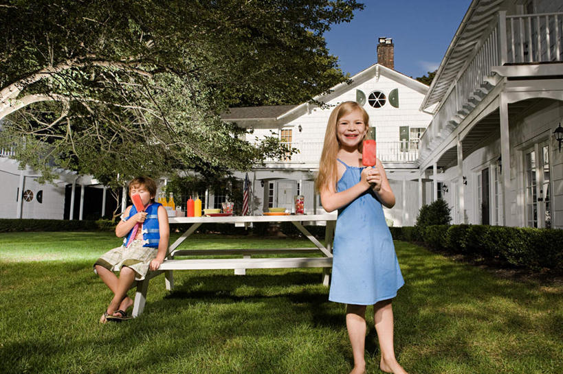 西方人,儿童,两个人,家庭,站,坐,笑,吃,微笑,露齿笑,横图,室外,白天,正面,裙子,纯洁,草地,草坪,植物,餐桌,窗户,桌子,椅子,欧洲,欧洲人,阴影,连衣裙,服装,光线,影子,房屋,木椅,屋子,公寓,走道,走廊,过道,清凉,注视,休闲装,棒冰,冰棍,楼房,玻璃窗,住宅,草,树,树木,两个,小孩,衣服,蓝色,绿色,蓝天,天空,阳光,自然,瓶子,塑料制品,冷饮,天,观察,看,站着,休闲,舒服,温暖,温馨,一家人,休闲服,塑料瓶,可爱,童年,童趣,服饰,生长,晴朗,成长,餐台,观看,解暑,和睦,察看,冰棒,关注,解渴,童真,烂漫,无邪,舒爽,万里无云,消暑,冰条,天真,男孩,男人,男性,女孩,女人,女性,白种人,晴空,晴空万里,嚼,食,站立,坐着,彩图,全身,房子,融洽,男生,女生