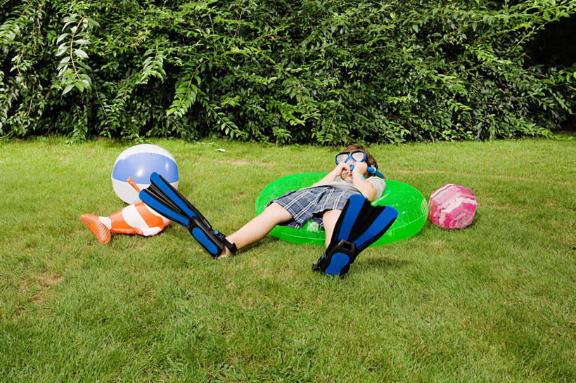 游泳,西方人,儿童,一个人,躺,横图,俯视,室外,白天,游戏,纯洁,草地,草坪,植物,玩具,欧洲,欧洲人,仅一个男性,仅一个人,握,阴影,服装,光线,救生圈,影子,塑料,玩,注视,休闲装,娱乐,草,树,树木,一个,小孩,衣服,绿色,阳光,自然,气球,塑料制品,游泳圈,观察,看,仅一个小孩,休闲,休闲服,充气玩具,橡胶,可爱,童年,童趣,益智,握着,充气,服饰,生长,单个,成长,观看,活动,察看,救生,发泄,关注,消遣,智力,童真,橡胶制品,烂漫,无邪,宣泄,泅水,卧着,天真,男孩,男人,男性,白种人,孩子,躺着,玩耍,卧,嬉戏,彩图,高角度拍摄,全身,男生