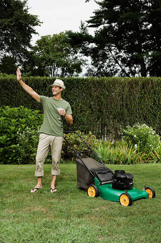 西方人,一个人,站,举,笑,打电话,微笑,露齿笑,竖图,室外,白天,正面,草地,草坪,植物,电话,帽子,手机,欧洲,欧洲人,仅一个男性,仅一个人,仅一个中年男性,一辆,阴影,服装,环保,光线,工具,影子,防护,注视,休闲装,通讯设备,草,树,树木,拍照,衣服,蓝色,绿色,蓝天,天空,阳光,自然,遮阳帽,天,观察,看,托,站着,休闲,休闲服,器械,摄影,服饰,生长,晴朗,成长,观看,割草机,察看,切割,关注,美好,美妙,间隔,锄草,农具,万里无云,一部,美观,雅观,一顶,耕具,绿篱,生篱,树篱,植篱,修整,交流,男人,男性,中年男性,白种人,晴空,晴空万里,沟通,举起,举手,举着,通话,向上举,向上伸,向上托,站立,彩图,全身,照相