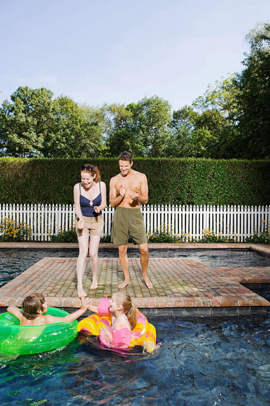 游泳,西方人,儿童,四个人,家庭,夫妻,母亲,父亲,女儿,儿子,游泳池,栏杆,站,躺,竖图,室外,白天,正面,泳装,比基尼,爱情,纯洁,水,植物,欧洲,欧洲人,阴影,泳裤,环保,光线,救生圈,影子,栅栏,塑料,篱笆,水池,水面,围栏,防护,浪漫,注视,泳池,护栏,草,树,树木,小孩,蓝色,绿色,蓝天,天空,阳光,自然,塑料制品,游泳圈,天,观察,看,站着,温暖,温馨,父女,父子,母女,母子,一家人,恩爱,父爱,可爱,母爱,童年,童趣,恋人,充气,生长,晴朗,成长,观看,和睦,察看,救生,关注,美好,美妙,间隔,童真,烂漫,无邪,万里无云,美观,雅观,泅水,拍浮,绿篱,生篱,树篱,植篱,卧着,天真,男孩,男人,男性,年轻男性,年轻女性,女孩,女人,女性,白种人,孩子,年轻人,夫妇,情侣,晴空,晴空万里,躺着,卧,站立,彩图,全身,三点式,泳衣,伴侣,融洽,男生,女生