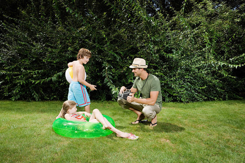 西方人,儿童,三个人,家庭,父亲,女儿,儿子,坐,蹲,笑,微笑,露齿笑,横图,室外,白天,正面,纯洁,草地,草坪,植物,船,帽子,相机,欧洲,欧洲人,握,阴影,服装,光线,影子,注视,休闲装,草,树,树木,一个,小孩,拍照,衣服,绿色,阳光,自然,数码相机,遮阳帽,交通工具,观察,看,休闲,温暖,温馨,父女,父子,一家人,休闲服,父爱,可爱,童年,童趣,握着,摄影,服饰,充气船,生长,单个,成长,观看,和睦,察看,关注,载具,童真,烂漫,无邪,一顶,天真,男孩,男人,男性,女孩,女人,女性,中年男性,白种人,孩子,年轻人,照相机,蹲着,坐着,半身,彩图,照相,融洽,男生,女生