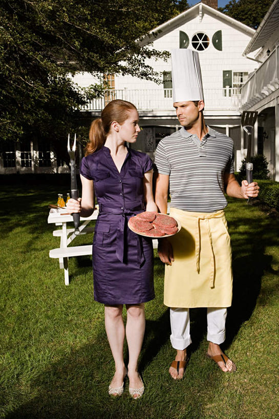 点心,面包,西方人,两个人,家庭,夫妻,家,站,竖图,室外,白天,正面,裙子,爱情,烹饪,西餐,草地,草坪,植物,餐桌,窗户,桌子,帽子,欧洲,欧洲人,阴影,连衣裙,服装,光线,影子,房屋,屋子,肉,汉堡,料理,食品,面点,浪漫,注视,休闲装,菜肴,美食,肉类,楼房,玻璃窗,相视,住宅,草,树,树木,食物,糕点,衣服,黄色,绿色,阳光,自然,瓶子,塑料制品,快餐,观察,看,站着,休闲,温暖,温馨,一家人,面对面,休闲服,塑料瓶,恩爱,西式,搭,恋人,服饰,佳肴,生长,成长,餐台,观看,对视,和睦,察看,互视,搭着,关注,相对,厨师帽,肉食,西式快餐,垃圾食品,相看,一顶,男人,男性,年轻女性,女人,女性,中年男性,白种人,夫妇,情侣,站立,彩图,全身,房子,伴侣,融洽