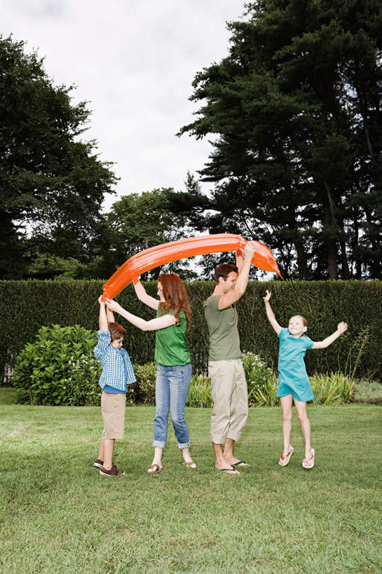 西方人,儿童,四个人,家庭,夫妻,母亲,父亲,女儿,儿子,站,举,竖图,室外,白天,正面,爱情,纯洁,草地,草坪,植物,船,欧洲,欧洲人,一艘,阴影,服装,环保,光线,影子,云,云朵,防护,浪漫,云彩,注视,休闲装,草,树,树木,小孩,衣服,蓝色,绿色,白云,蓝天,天空,阳光,自然,交通工具,天,观察,看,托,站着,休闲,温暖,温馨,父女,父子,母女,母子,一家人,休闲服,恩爱,父爱,可爱,母爱,童年,童趣,恋人,服饰,充气船,生长,晴朗,成长,观看,和睦,察看,关注,美好,美妙,载具,间隔,童真,烂漫,无邪,美观,雅观,绿篱,生篱,树篱,植篱,天真,男孩,男人,男性,年轻男性,年轻女性,女孩,女人,女性,白种人,孩子,年轻人,夫妇,情侣,晴空,举起,举手,举着,向上举,向上伸,向上托,站立,彩图,全身,伴侣,融洽,男生,女生