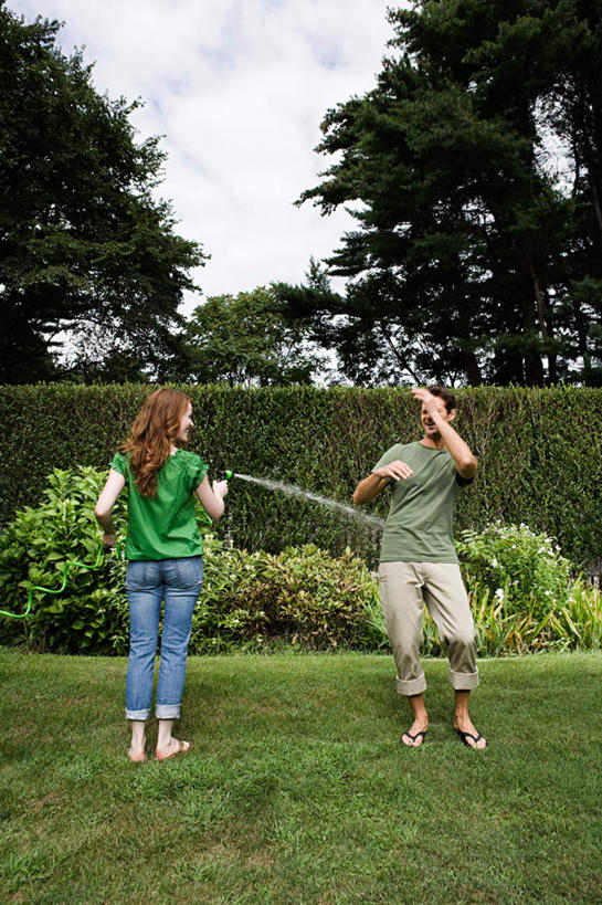 西方人,背部,两个人,家庭,夫妻,站,举,竖图,室外,白天,正面,爱情,草地,草坪,水,植物,欧洲,欧洲人,阴影,飞溅,服装,环保,溅,光线,液体,影子,水滴,云,云朵,防护,浪漫,云彩,注视,休闲装,水管,水珠,草,树,树木,衣服,蓝色,绿色,白云,蓝天,天空,阳光,自然,天,观察,看,托,站着,休闲,温暖,温馨,一家人,休闲服,恩爱,恋人,服饰,生长,晴朗,成长,观看,和睦,察看,关注,美好,美妙,喷洒,间隔,美观,雅观,绿篱,生篱,树篱,植篱,男人,男性,年轻女性,女人,女性,中年男性,白种人,夫妇,情侣,晴空,举起,举手,举着,向上举,向上伸,向上托,站立,彩图,全身,伴侣,融洽